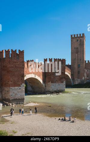 Architecture de la Renaissance de Vérone, vue en été de l'historique Ponte Scaligero datant du 14th siècle et de la forteresse de Castelvecchio dans la ville de Vérone, Italie Banque D'Images