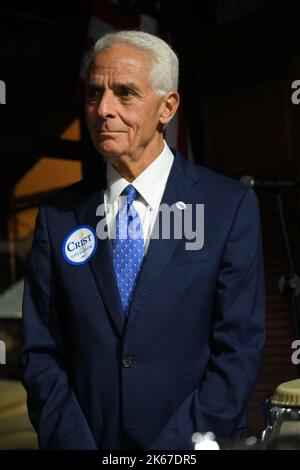 Charlie Crist, candidat démocrate au poste de gouverneur de Floride, lors d'un événement de campagne au ball & Chain à Miami, en Floride, aux États-Unis, sur 11 octobre 2022. Charlie Crist est rejoint par son colistier Karla Hernandez, qui se bat pour DeSantis aux côtés de partisans de la base et de leaders communautaires locaux. (Photo de Michele Eve Sandberg/Sipa USA) Banque D'Images