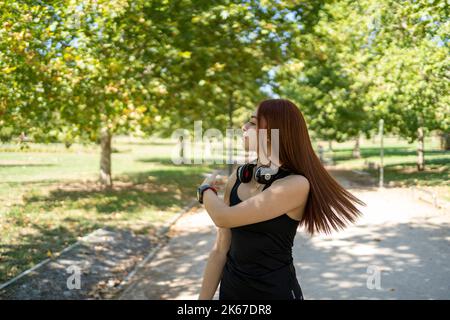 Jeune femme avec photo dans le parc Banque D'Images