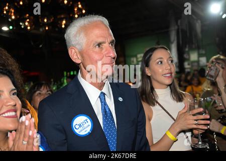Le candidat démocrate du lieutenant-gouverneur de Floride, Karla Hernandez, à gauche, avec Charlie Crist, le candidat démocrate du gouverneur de Floride lors de l'événement de campagne au ball & Chain à Miami, Floride, États-Unis, on 11 octobre 2022. (Photo de Michele Eve Sandberg/Sipa USA) Banque D'Images