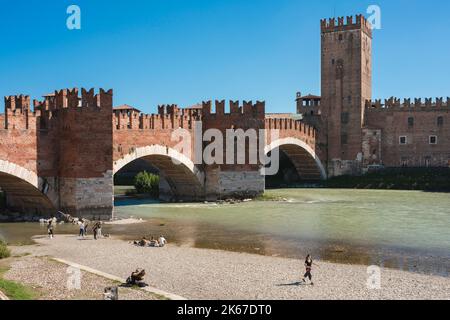 Architecture de la Renaissance de Vérone, vue en été de l'historique Ponte Scaligero datant du 14th siècle et de la forteresse de Castelvecchio dans la ville de Vérone, Italie Banque D'Images