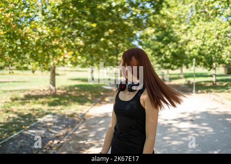 Jeune femme avec photo dans le parc Banque D'Images