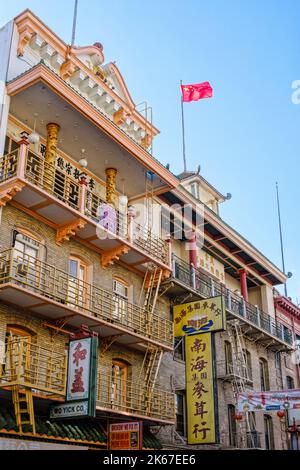 WO Yick et Nan Hai Corporation bâtiments aux motifs chinois, signalisation et drapeau chinois, à China Town, San Francisco, Californie, Etats-Unis. Banque D'Images