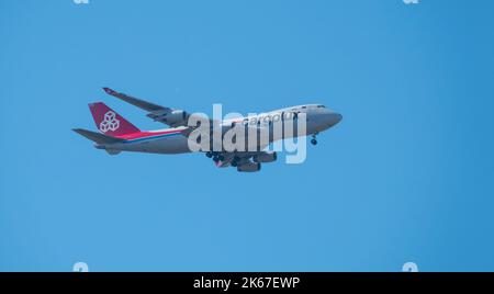 l'avion forme la cargaison de luxe dans le ciel bleu à l'arrivée Banque D'Images