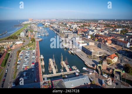 Bremerhaven, Allemagne. 12th octobre 2022. Le soleil brille sur le nouveau port de la digue Weser. Credit: Sina Schuldt/dpa/Alay Live News Banque D'Images