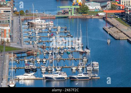 Bremerhaven, Allemagne. 12th octobre 2022. Le soleil brille sur le nouveau port de la digue Weser. Credit: Sina Schuldt/dpa/Alay Live News Banque D'Images