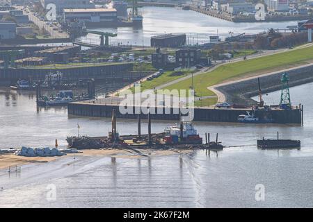 Bremerhaven, Allemagne. 12th octobre 2022. Des travaux de démolition ont lieu sur la jetée nord. En raison du naufrage de la partie avant de la jetée en ruine dans la nuit de 18 août, la balise debout sur elle est devenue déséquilibrée. La tour à la tête rouge saisissante avait provoqué une sensation dans toute l'Allemagne. Maintenant, la structure d'environ 250 mètres de long doit être complètement démolie d'ici la fin de l'année. Credit: Sina Schuldt/dpa/Alay Live News Banque D'Images