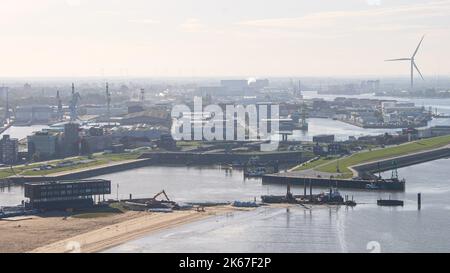 Bremerhaven, Allemagne. 12th octobre 2022. Des travaux de démolition ont lieu sur la jetée nord. En raison du naufrage de la partie avant de la jetée en ruine dans la nuit de 18 août, la balise debout sur elle est devenue déséquilibrée. La tour à tête rouge caractéristique avait provoqué une sensation dans toute l'Allemagne. Maintenant, la structure d'environ 250 mètres de long doit être complètement démolie d'ici la fin de l'année. Credit: Sina Schuldt/dpa/Alay Live News Banque D'Images