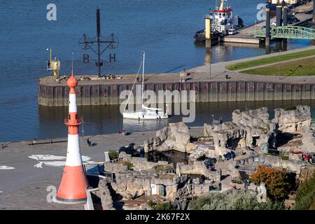 Bremerhaven, Allemagne. 12th octobre 2022. Un bateau passe devant le zoo au bord de la mer. Credit: Sina Schuldt/dpa/Alay Live News Banque D'Images