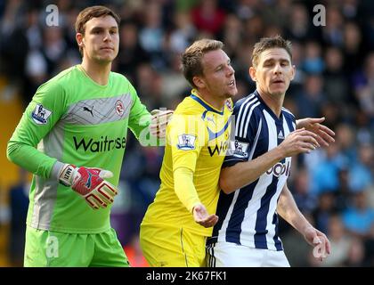 22 septembre 2012 - Premiership football - West Bromwich Albion vs Reading. Chris Gunter (centre) de Reading est sous pression de Claudio Yacob de West Bromwich Albion (R). Photographe: Paul Roberts / Pathos Banque D'Images