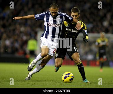 17th novembre 2012 - Barclays Premier League - West Bromwich Albion vs. Chelsea. Peter Odemwingie de West Bromwich Albion remporte la balle de Eden Hazard de Chelsea. Photo: Paul Roberts / Pathos. Banque D'Images