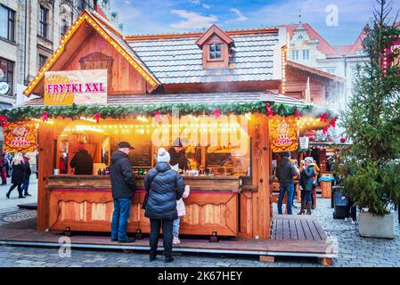 Wroclaw, Pologne - décembre 2019 : célèbre marché de Noël polonais sur la place médiévale du marché de Rynek. Banque D'Images