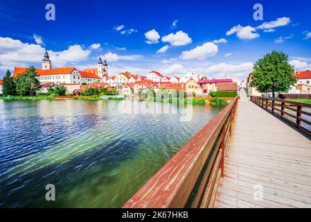 Telc, République tchèque. Magnifique paysage ensoleillé de réflexion d'eau avec petite ville de Moravie, site classé au patrimoine mondial de l'UNESCO. Banque D'Images