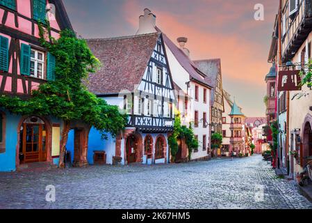 Riquewihr, Alsace. Les plus beaux villages de France. Célèbre circuit viticole et « route romantique » touristique. Banque D'Images