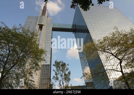 Gros plan sur Belgacom, Proximus Twin tours gratte-ciel dans le bureau du quartier de Northen , Bruxelles à travers les arbres Banque D'Images