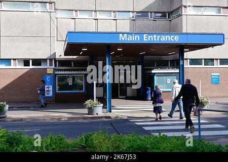 Eastbourne, East Sussex, Royaume-Uni. 12 octobre 2022. Une augmentation du nombre de cas de Covid 19 en Angleterre, avec une moyenne de 8 400 cas par semaine, a été détectée. La photo est l'entrée principale de l'hôpital général du district d'Eastbourne. Crédit photo : Paul Lawrenson /Alay Live News Banque D'Images