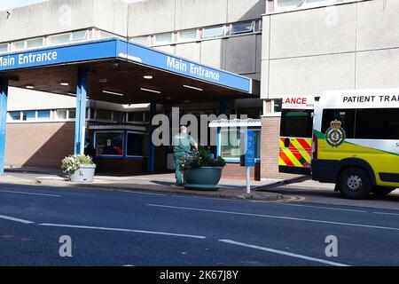 Eastbourne, East Sussex, Royaume-Uni. 12 octobre 2022. Une augmentation du nombre de cas de Covid 19 en Angleterre, avec une moyenne de 8 400 cas par semaine, a été détectée. La photo est l'entrée principale de l'hôpital général du district d'Eastbourne. Crédit photo : Paul Lawrenson /Alay Live News Banque D'Images