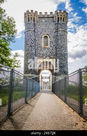 L'ancien pont de suspenson au-dessus du Rhône à Rochemaure, dans le sud de la France (Ardèche) Banque D'Images