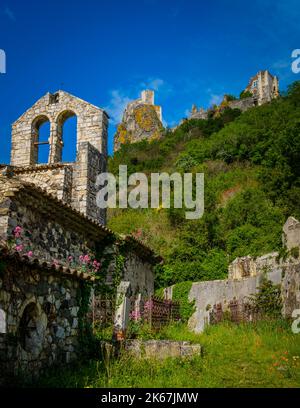 Vue sur la chapelle et la forteresse médiévale de Rochemaure dans le sud de la France (Ardèche) Banque D'Images