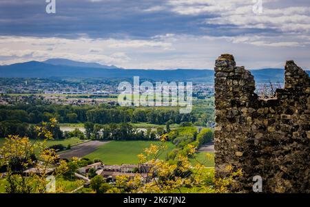 Vue sur la fortification médiévale du village de Rochemaure, la campagne et la vallée du Rhône dans le sud de la France (Ardèche) Banque D'Images