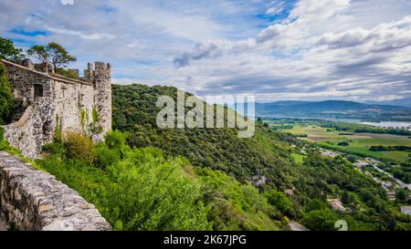 Vue sur la forteresse médiévale de Rochemaure et la campagne environnante dans le sud de la France (Ardèche) Banque D'Images