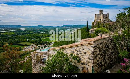 Vue sur la forteresse médiévale de Rochemaure et la campagne environnante dans le sud de la France (Ardèche) Banque D'Images