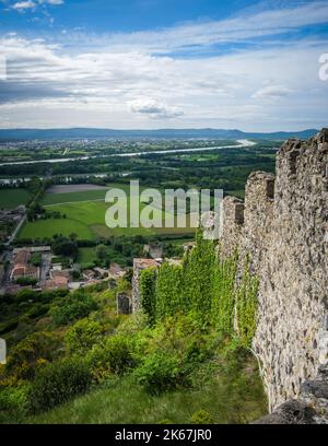 Vue sur la fortification médiévale du village de Rochemaure, la campagne et la vallée du Rhône dans le sud de la France (Ardèche) Banque D'Images