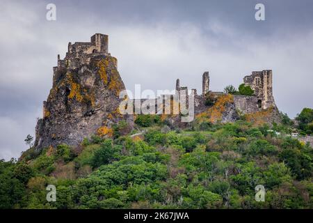 Vue sur le village médiéval de Rochemaure et sa forteresse dans le sud de la France (Ardèche) Banque D'Images