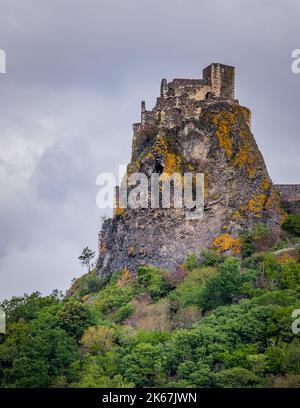 Vue sur le village médiéval de Rochemaure et sa forteresse dans le sud de la France (Ardèche) Banque D'Images