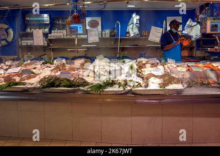 France Paris, rue Daguerre dans le 14th arrondissement près du cimetière Montparnasse est une rue piétonne et un marché permanent animé avec des boutiques Banque D'Images