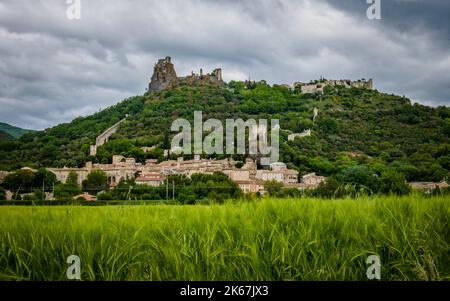 Vue sur le village médiéval de Rochemaure et sa forteresse dans le sud de la France (Ardèche) Banque D'Images