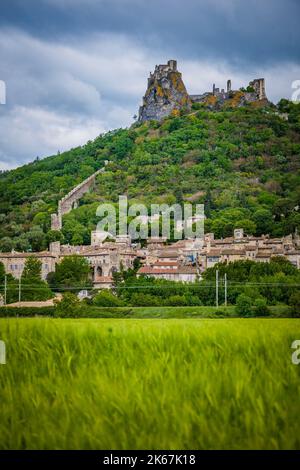 Vue sur le village médiéval de Rochemaure et sa forteresse dans le sud de la France (Ardèche) Banque D'Images