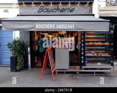 France Paris, rue Daguerre dans le 14th arrondissement près du cimetière Montparnasse est une rue piétonne et un marché permanent animé avec des boutiques Banque D'Images