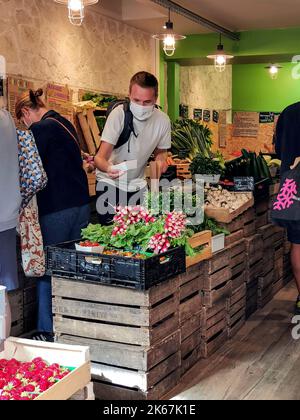 France Paris, rue Daguerre dans le 14th arrondissement près du cimetière Montparnasse est une rue piétonne et un marché permanent animé avec des boutiques Banque D'Images