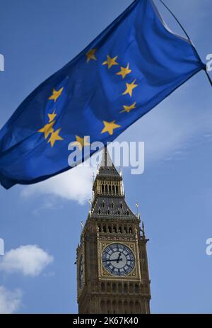 Londres, Royaume-Uni. 12th octobre 2022. Un drapeau de l'UE vole lors d'une manifestation contre le gouvernement de Truss devant Big Ben à Westminster. Credit: Arne Dedert/dpa/Alay Live News Banque D'Images