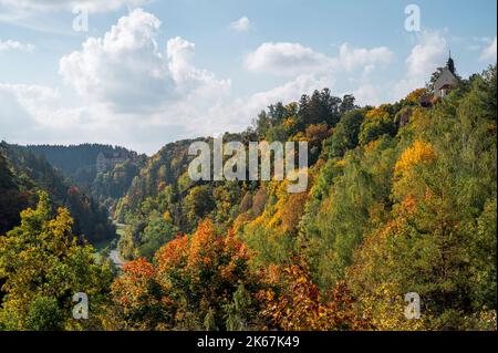 Ahorntal, Allemagne. 12th octobre 2022. Château de Rabenstein (l) et Chapelle Klausstein (r) dans un paysage automnal dans le Parc naturel de la Suisse franconienne. Credit: Daniel Vogl/dpa/Alay Live News Banque D'Images