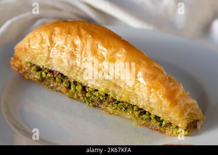 Pistache baklava ou tranche de carotte baklava sur fond de bois. Spécialités turques traditionnelles. Gros plan Banque D'Images