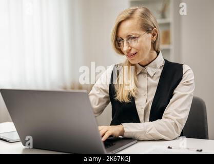 Femme écrivain dactylographiant sur ordinateur portable Banque D'Images