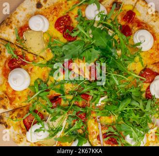 Roquette ou rocola pizza italienne à plusieurs fromages Banque D'Images