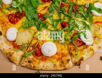 Roquette ou rocola pizza italienne à plusieurs fromages Banque D'Images