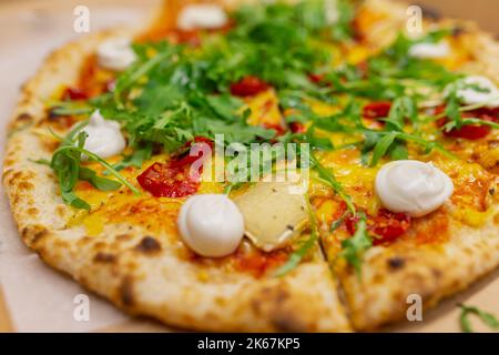 Roquette ou rocola pizza italienne à plusieurs fromages Banque D'Images