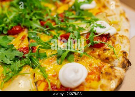 Roquette ou rocola pizza italienne à plusieurs fromages Banque D'Images