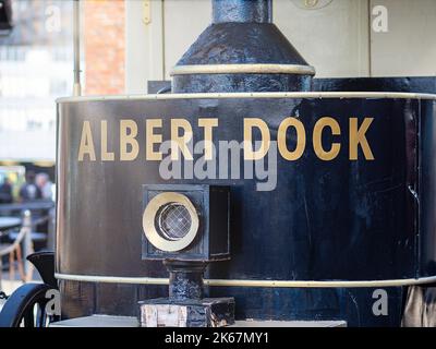 Albert dock Liverpool nom peint en or sur l'arrière du véhicule moteur de traction à vapeur Banque D'Images