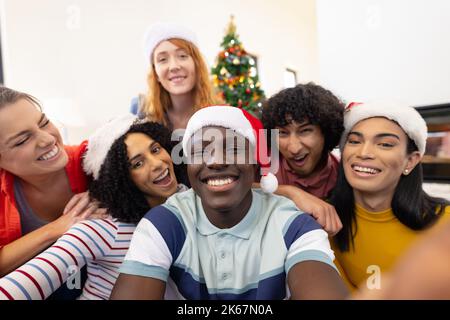 Portrait de joyeux amis divers avec des chapeaux de père noël Banque D'Images