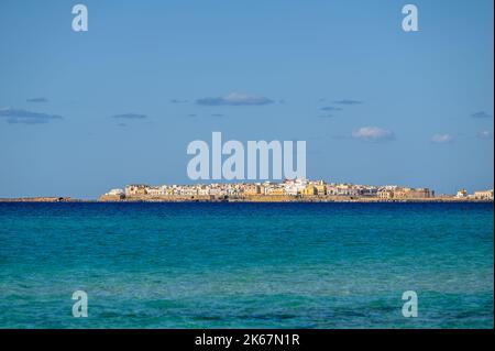 La vieille ville de Gallipoli vue de l'autre côté de la baie de l'une des plages au sud. Pouilles (Puglia), Italie. Banque D'Images