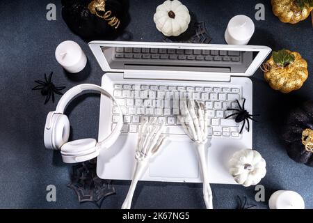 Espace de travail amusant pour Halloween avec pose à plat pour ordinateur portable. Office corporation Halloween partie invitation, blogger automne vacances fond. Ordinateur portable blanc avec Ha Banque D'Images