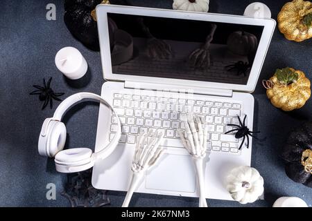 Espace de travail amusant pour Halloween avec pose à plat pour ordinateur portable. Office corporation Halloween partie invitation, blogger automne vacances fond. Ordinateur portable blanc avec Ha Banque D'Images