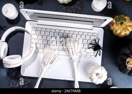 Espace de travail amusant pour Halloween avec pose à plat pour ordinateur portable. Office corporation Halloween partie invitation, blogger automne vacances fond. Ordinateur portable blanc avec Ha Banque D'Images