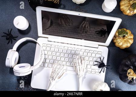 Espace de travail amusant pour Halloween avec pose à plat pour ordinateur portable. Office corporation Halloween partie invitation, blogger automne vacances fond. Ordinateur portable blanc avec Ha Banque D'Images