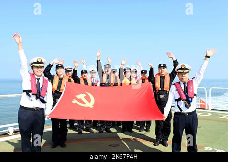 QINGDAO, CHINE - le 12 OCTOBRE 2022 - des officiers du poste d'inspection frontalier de Dongjiakou et de l'Administration de la sécurité maritime de Dongjiakou saluent la Na 20th Banque D'Images